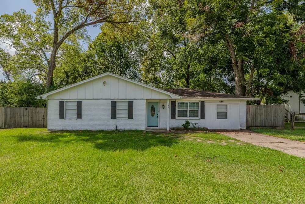 135 W Barkley Street Sour Lake, TX 77659