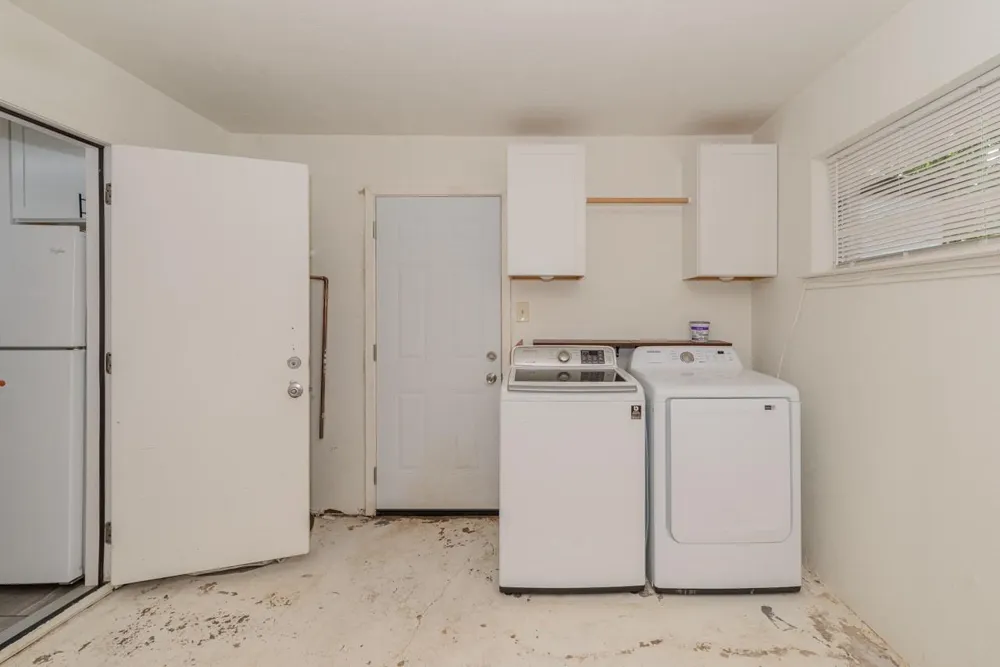 135 W Barkley Street Sour Lake, TX 77659