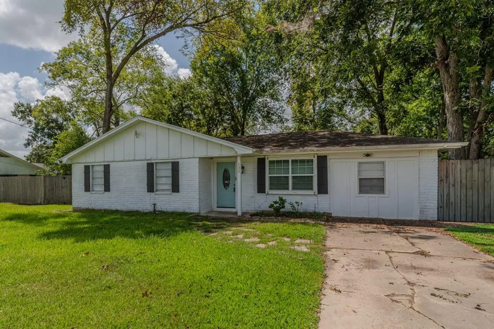 135 W Barkley Street Sour Lake, TX 77659