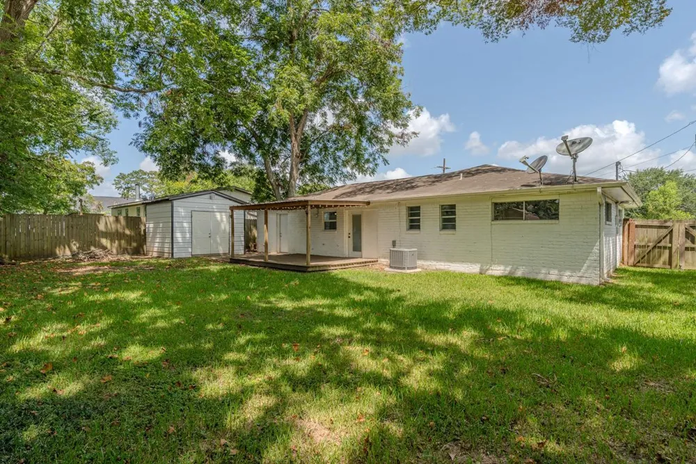 135 W Barkley Street Sour Lake, TX 77659