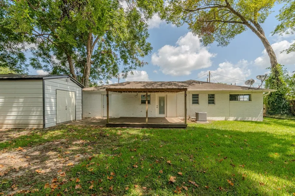 135 W Barkley Street Sour Lake, TX 77659