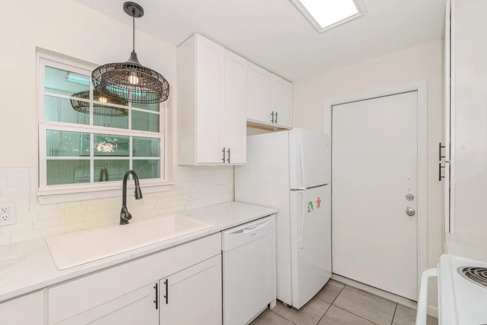 135 W Barkley Street Sour Lake, TX 77659