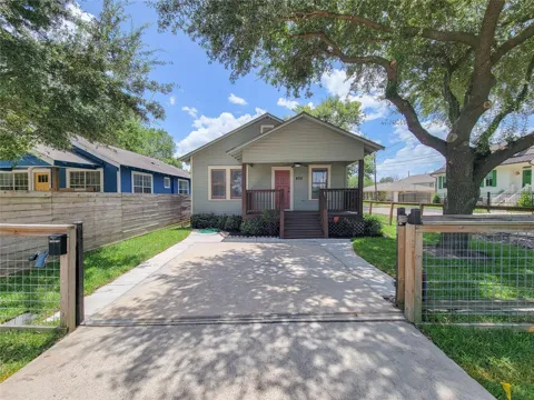 802 E 39th
