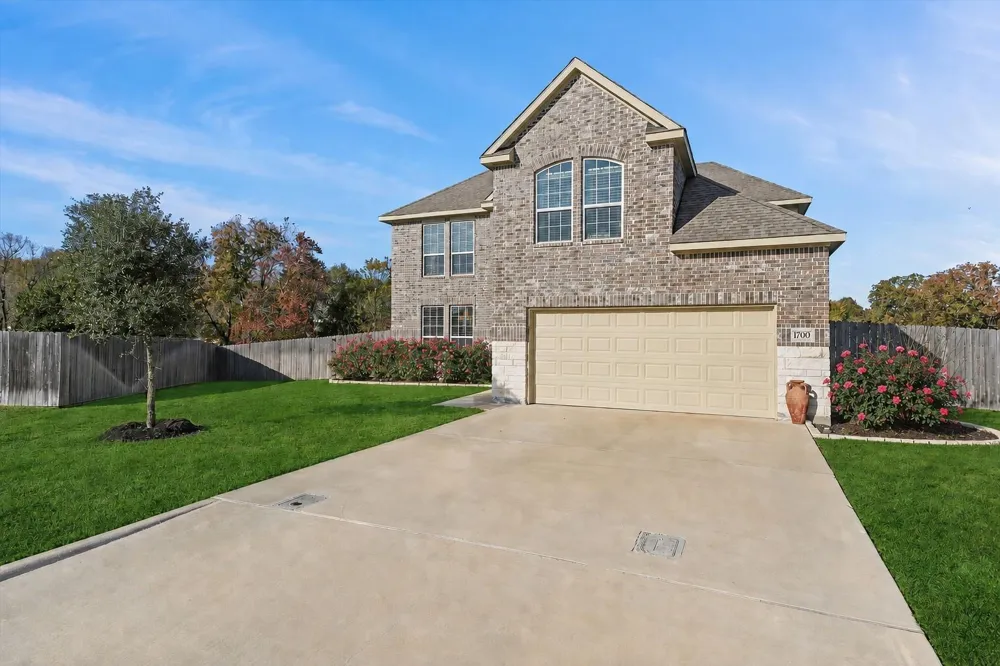 1700 Twin Oaks Circle Brenham, TX 77833