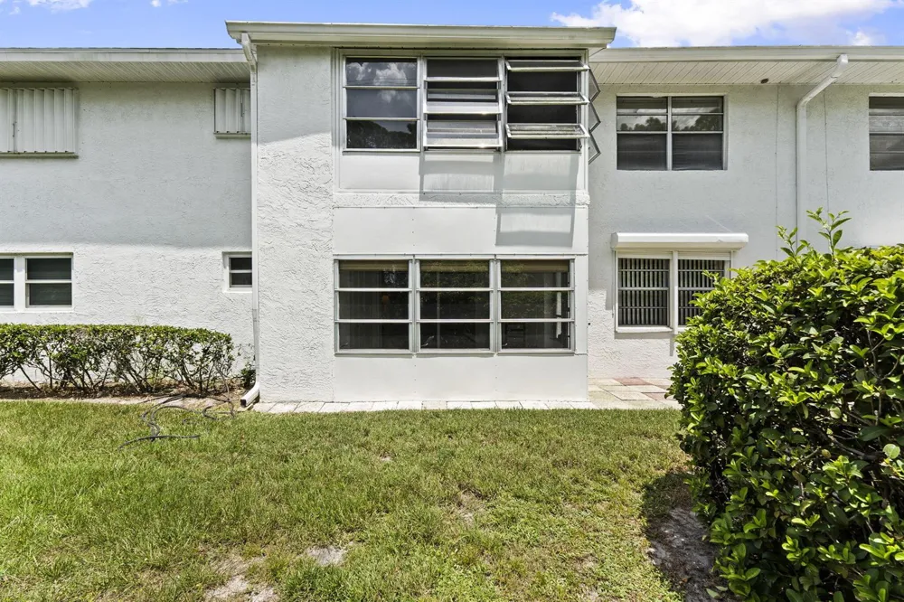1223 S Lakes End Drive #E-1 Fort Pierce, FL 34982