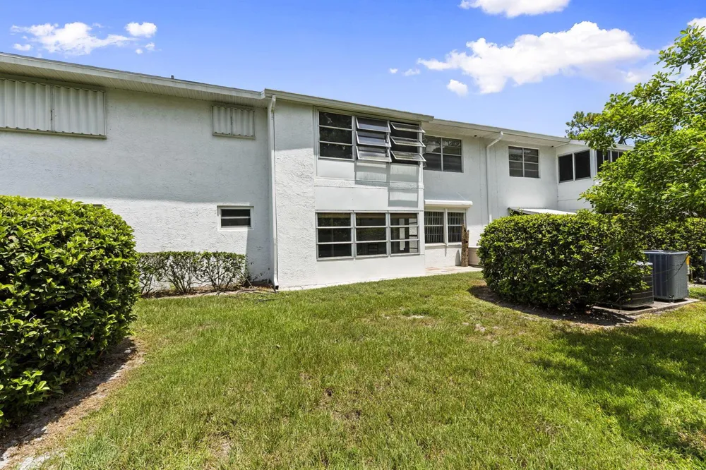 1223 S Lakes End Drive #E-1 Fort Pierce, FL 34982