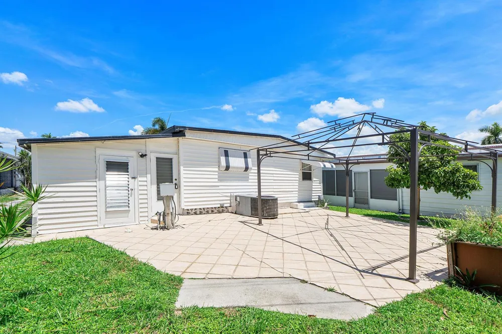 8670 SW 18TH PLACE Davie, FL 33324
