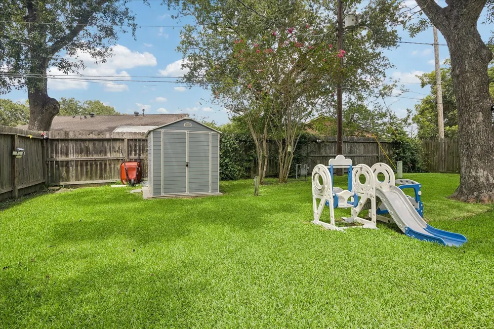 210 Brandywyne Drive Friendswood, TX 77546