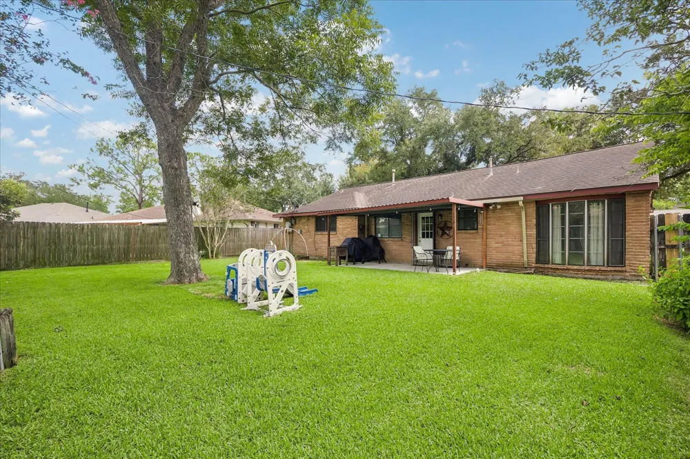 210 Brandywyne Drive Friendswood, TX 77546