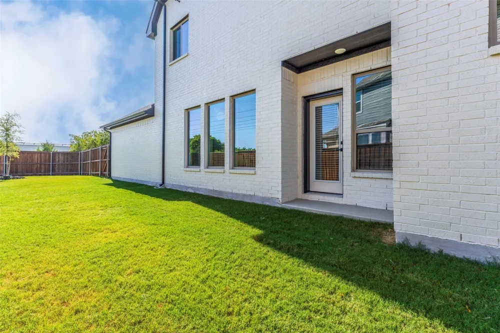 905 Carnation Drive Crowley, TX 76036