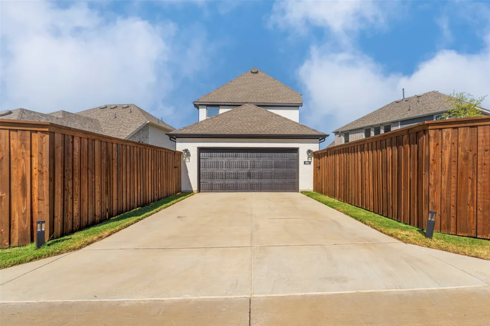 905 Carnation Drive Crowley, TX 76036