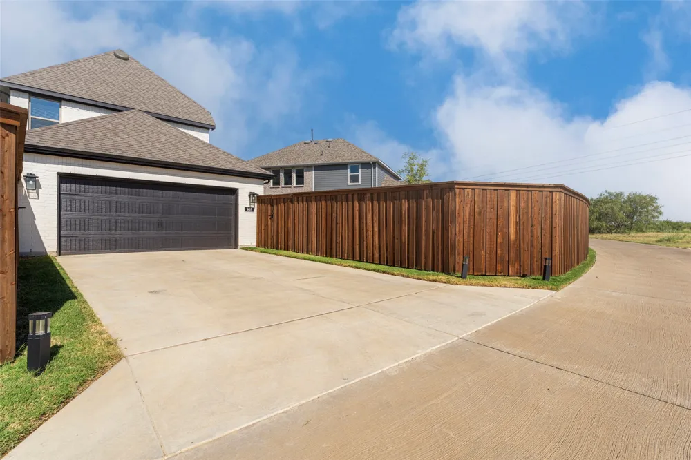 905 Carnation Drive Crowley, TX 76036