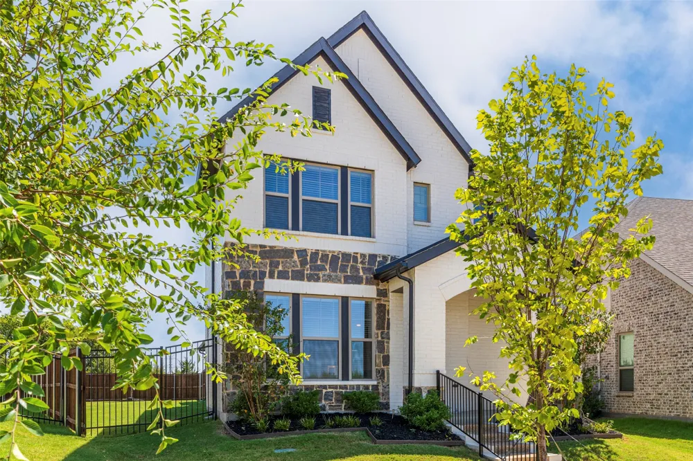 905 Carnation Drive Crowley, TX 76036