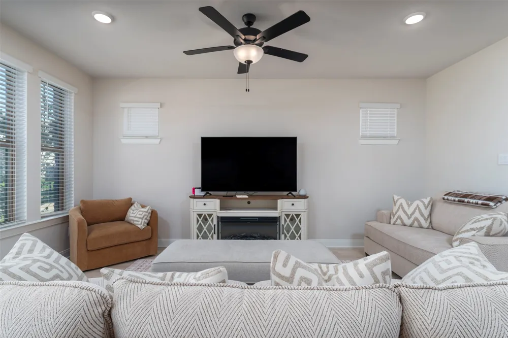 905 Carnation Drive Crowley, TX 76036