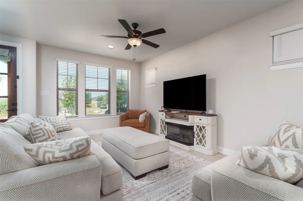 905 Carnation Drive Crowley, TX 76036