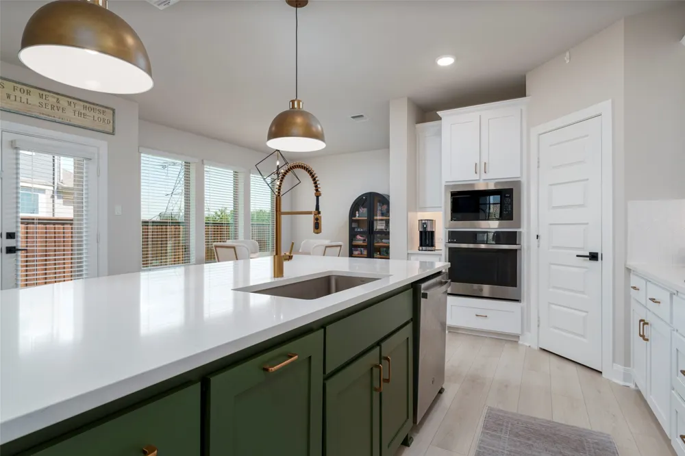 905 Carnation Drive Crowley, TX 76036