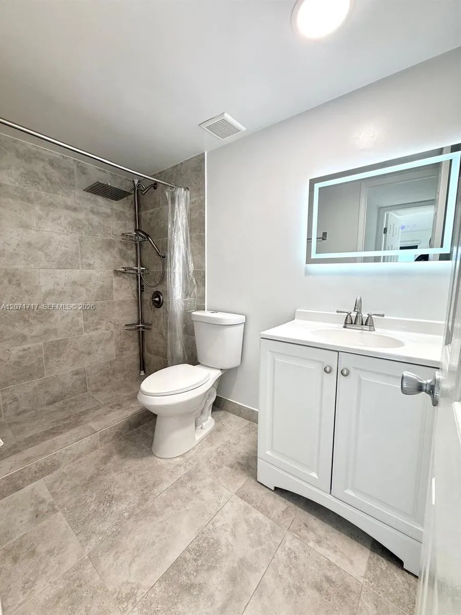 5199 NW 7th St #501E Miami, FL 33126