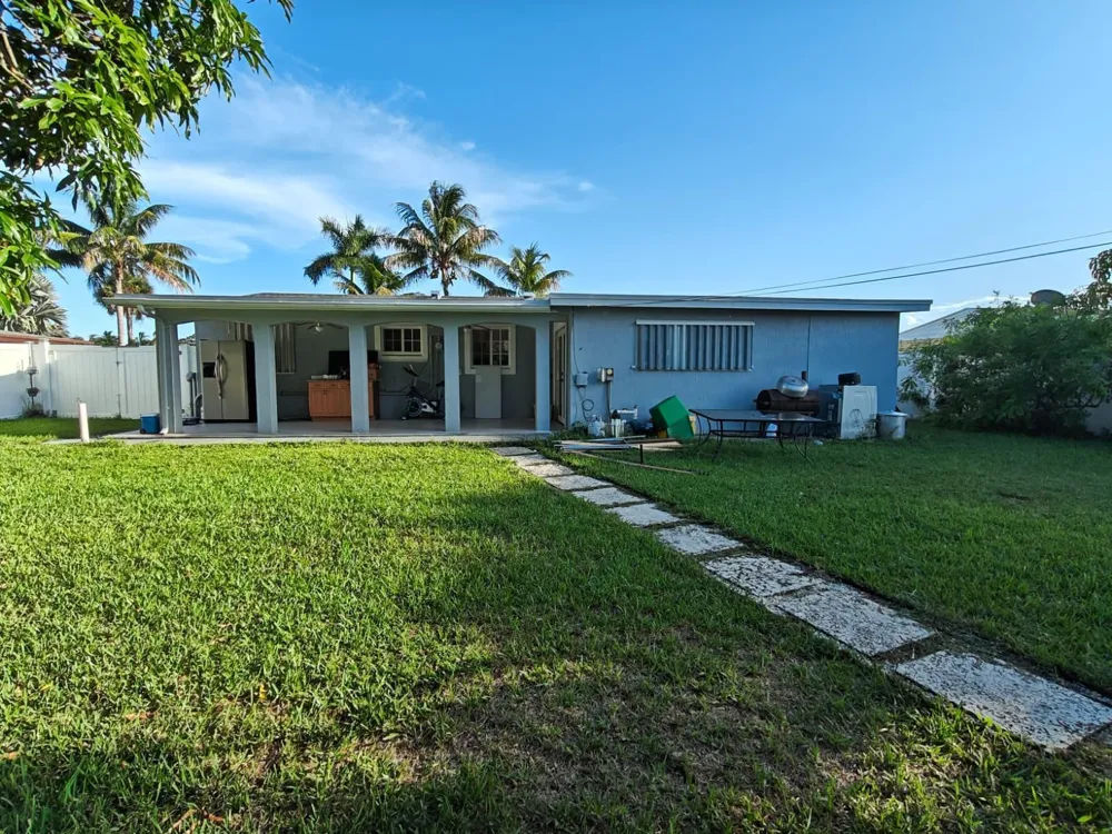 324 Mid Pines Road Palm Springs, FL 33461