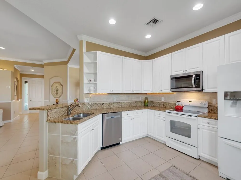 3153 ASHFORD SQUARE Vero Beach, FL 32966
