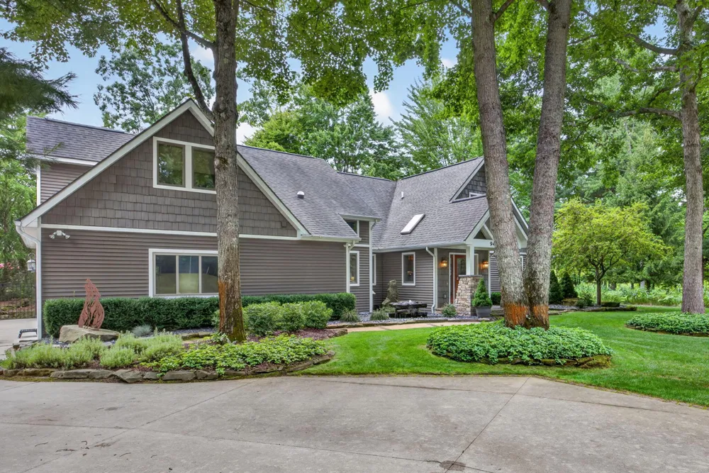 9443 Clubhouse Drive W Canadian Lakes, MI 49346