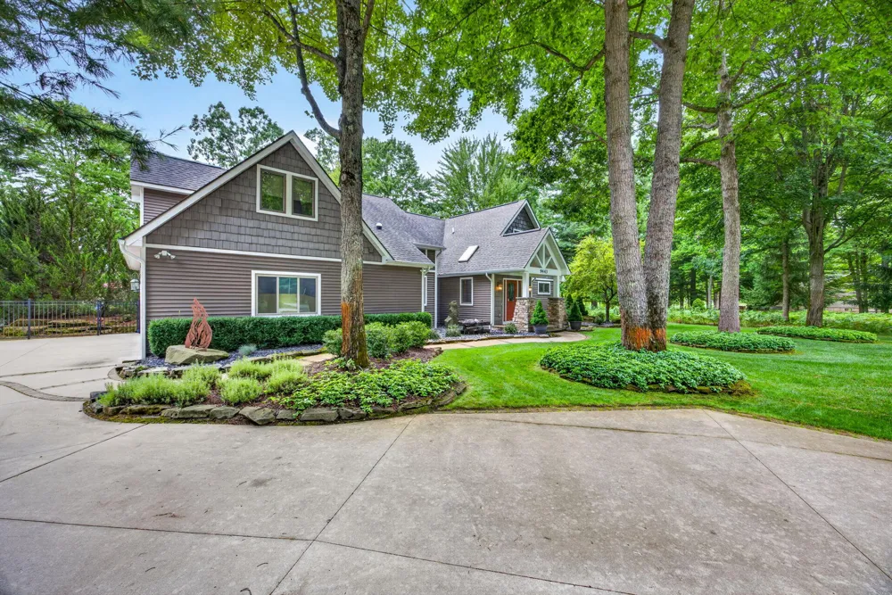 9443 Clubhouse Drive W Canadian Lakes, MI 49346