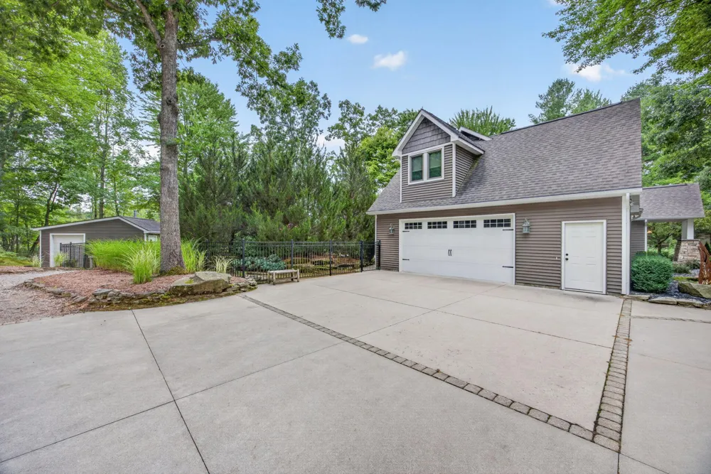 9443 Clubhouse Drive W Canadian Lakes, MI 49346