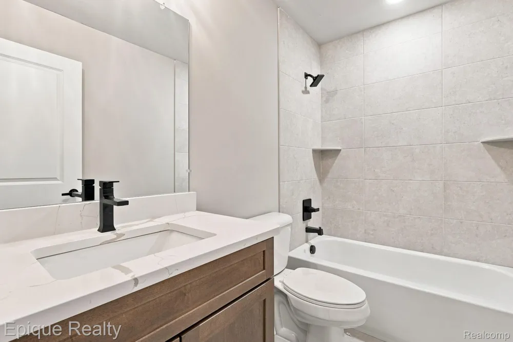3377 Brookdale Lane #13 Orion Charter Township, MI 48360