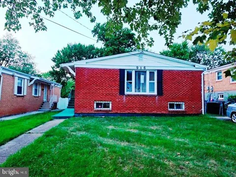 916 HILLTOP TERRACE SE