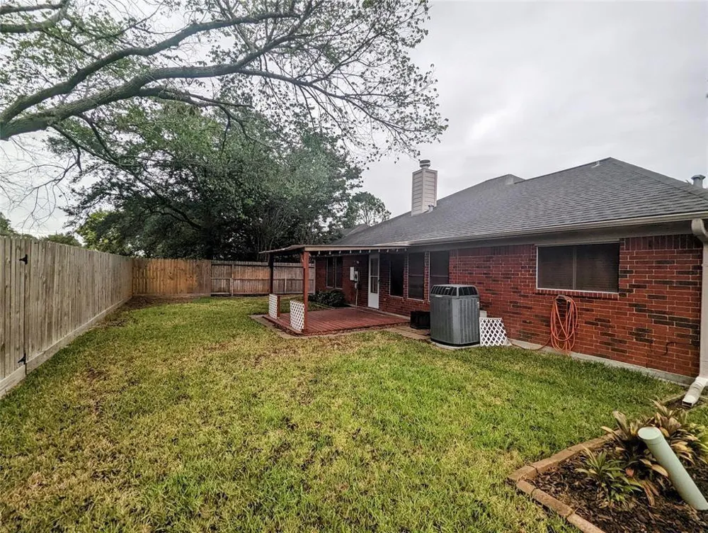3821 Pin Oak Drive Pearland, TX 77581