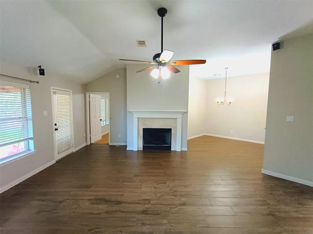 3821 Pin Oak Drive Pearland, TX 77581