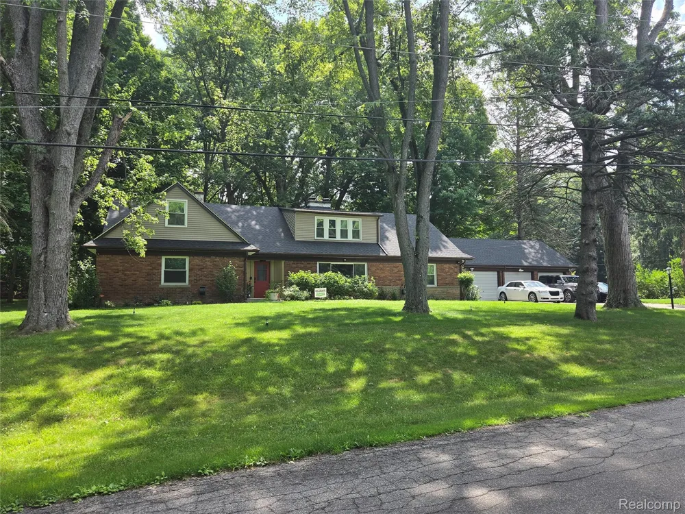 24100 Tamarack Trail Southfield City, MI 48075