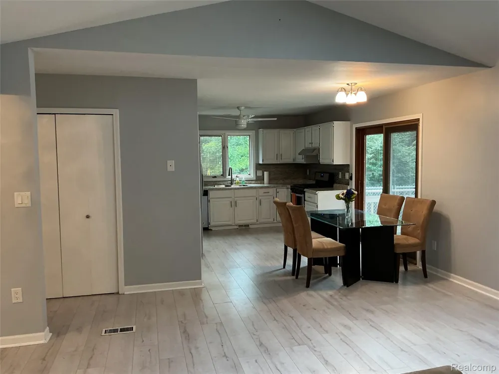 1580 CARTHAGE Commerce Charter Township, MI 48382