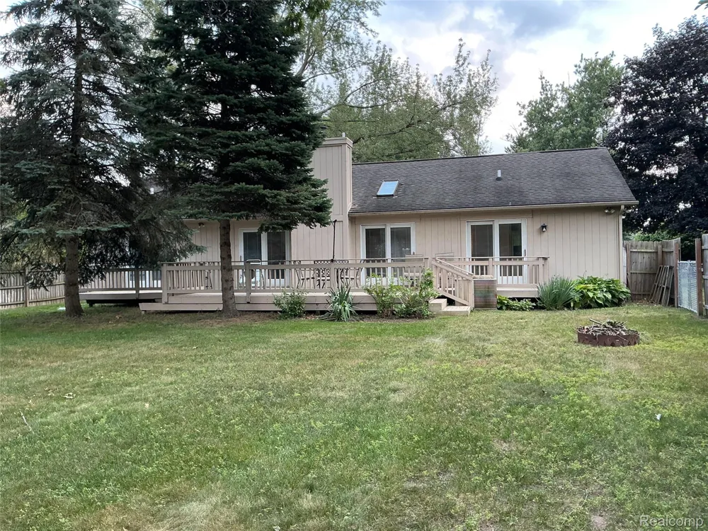 1580 CARTHAGE Commerce Charter Township, MI 48382