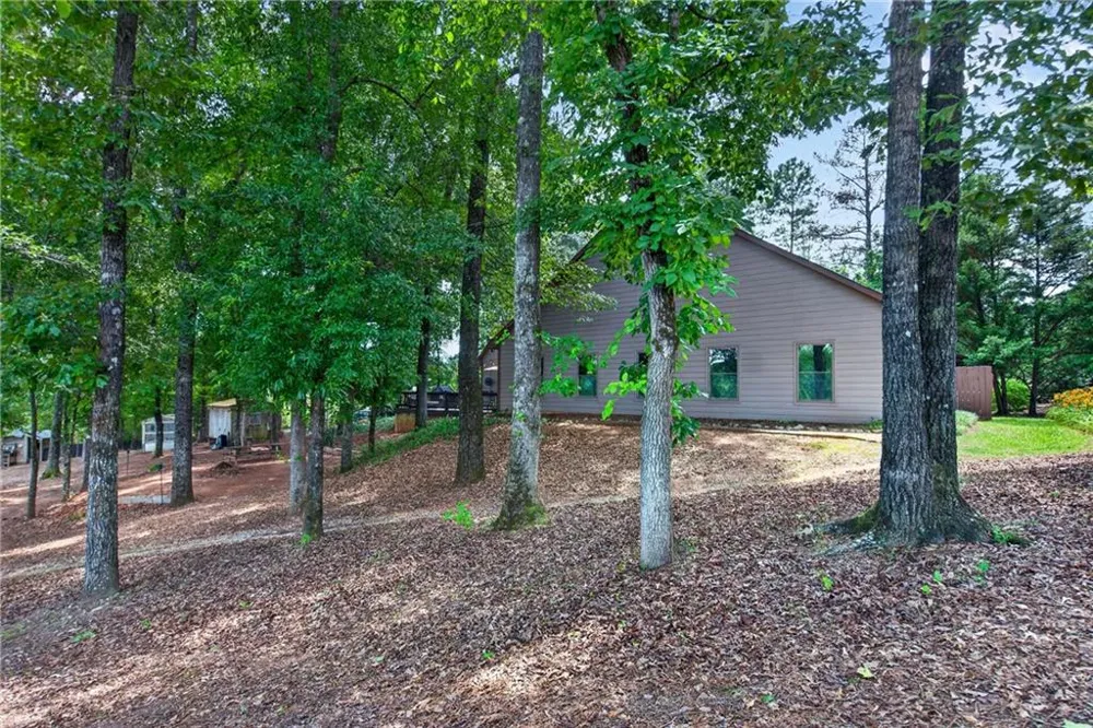 1369 Mobley Bridge Road Hogansville, GA 30230