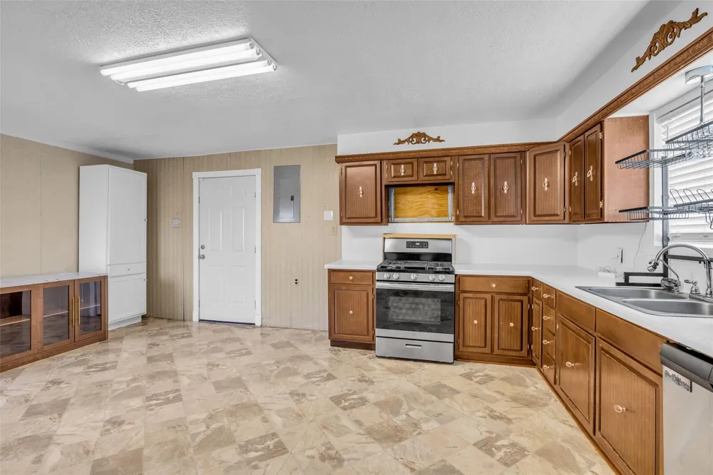 15301 Arrowhead Loop W Willis, TX 77378