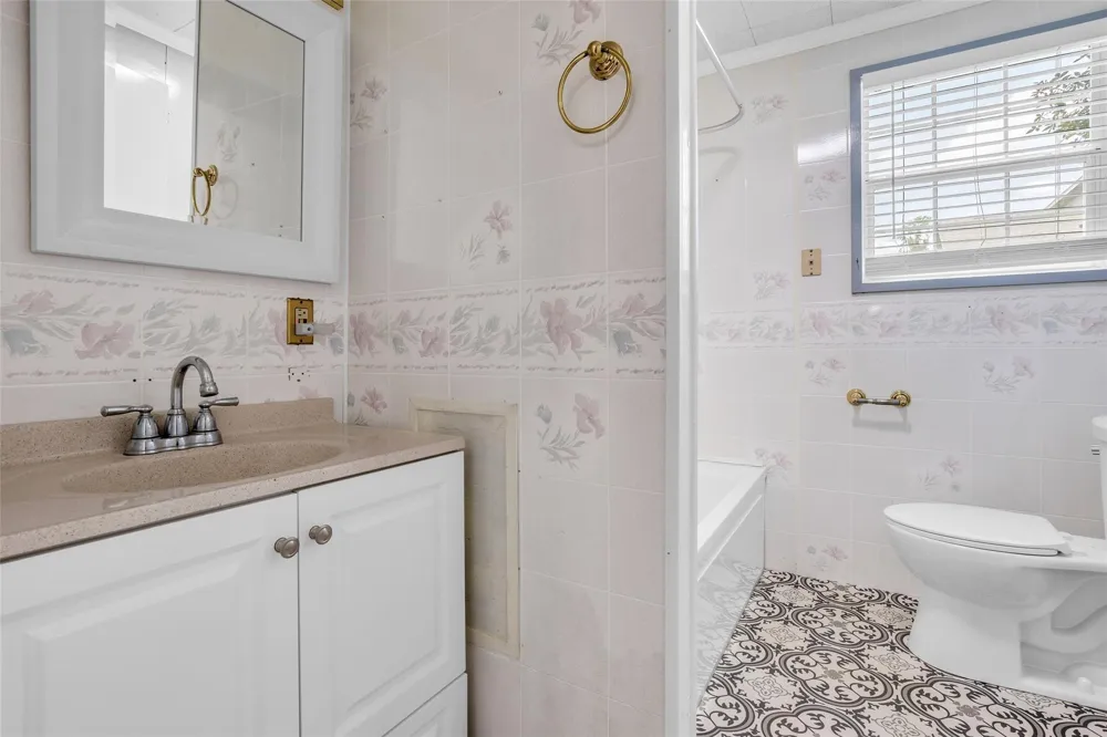 15301 Arrowhead Loop W Willis, TX 77378