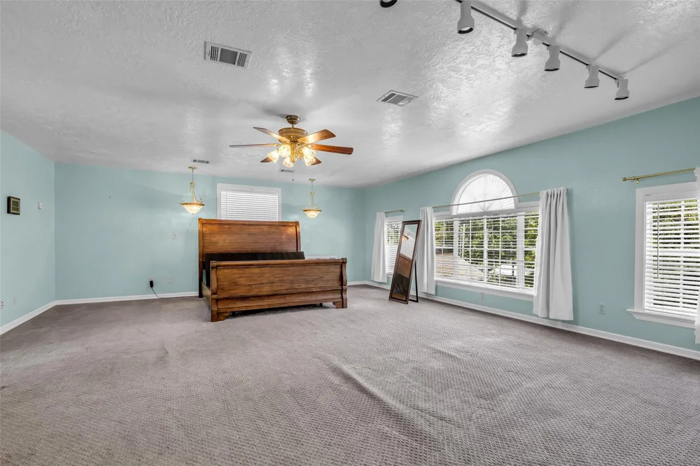 15301 Arrowhead Loop W Willis, TX 77378