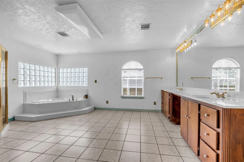 15301 Arrowhead Loop W Willis, TX 77378