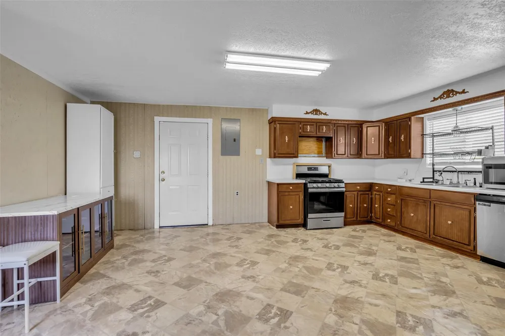 15301 Arrowhead Loop W Willis, TX 77378