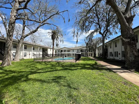 500 Willow Drive #B6
