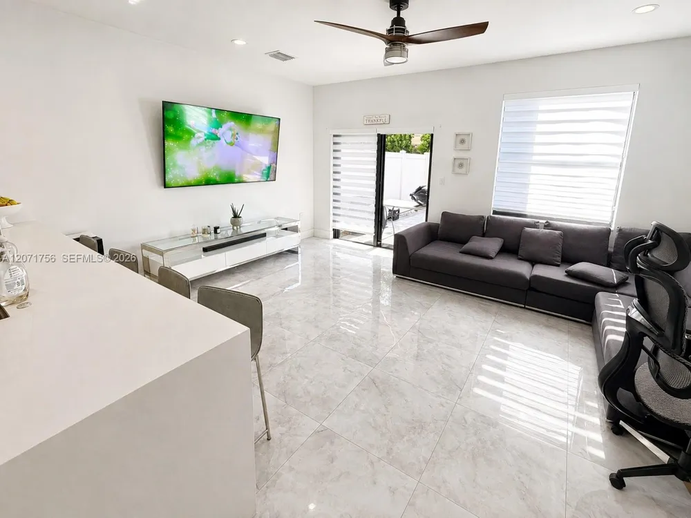 8876 W 35th Way Hialeah, FL 33018