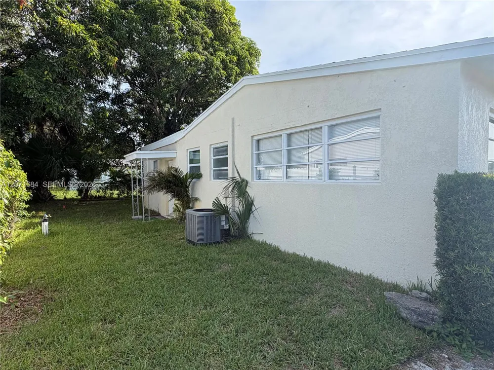 1240 W 26TH CT Riviera Beach, FL 33404