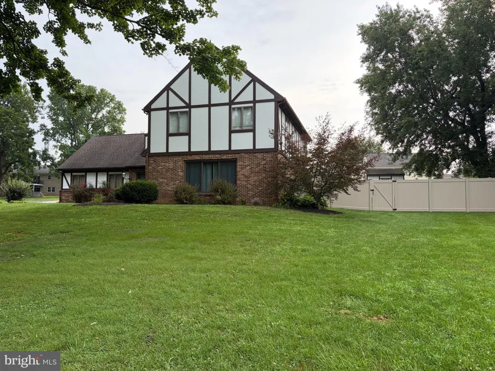 60 COUNTRY COURT Landisville, PA 17538