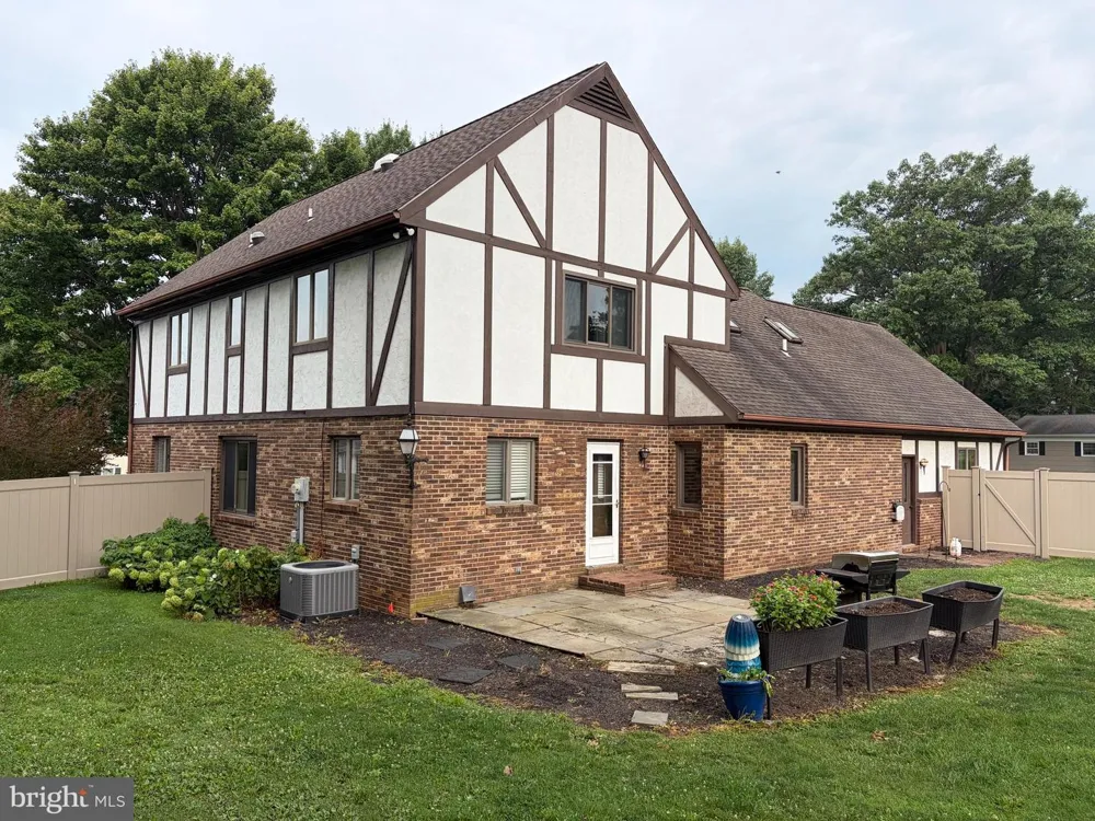 60 COUNTRY COURT Landisville, PA 17538
