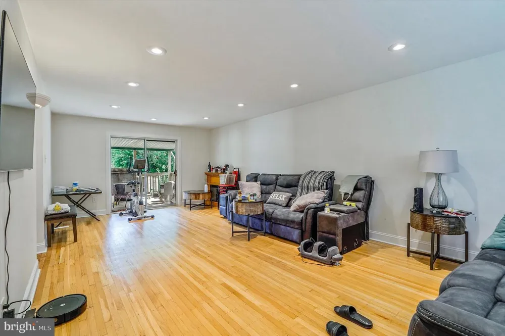 212 E LAFAYETTE AVENUE Magnolia, NJ 08049