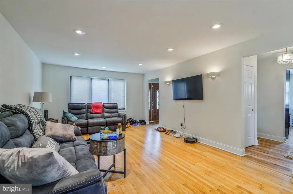 212 E LAFAYETTE AVENUE Magnolia, NJ 08049
