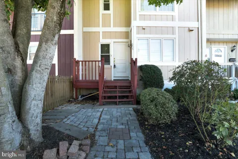 255 MEADOWS LANE NE