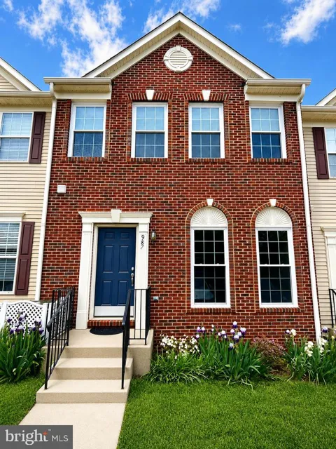 987 LONGVIEW LANE