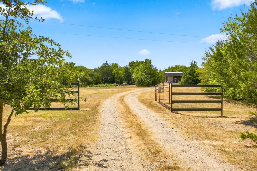 2375 County Road 3080 Ben Franklin, TX 75415