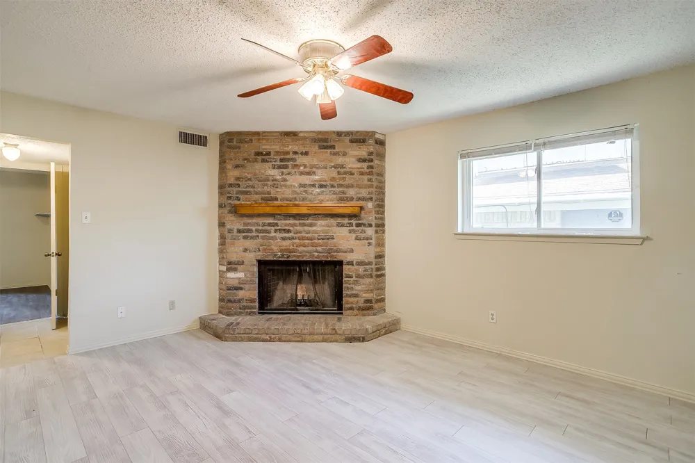 127 Allencrest Drive White Settlement, TX 76108